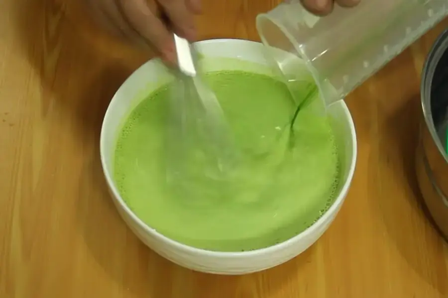 Hòa tan bột với nước cốt lá dứa