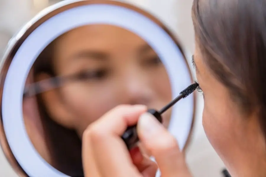Tỉ mỉ trong từng chi tiết makeup để bức ảnh có ảnh Noel lộng lẫy.
