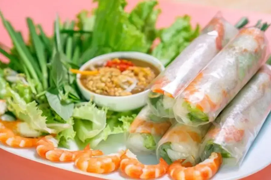 Chọn lựa nguyên liệu tươi ngon, chất lượng để đảm bảo món cuốn tròn vị
