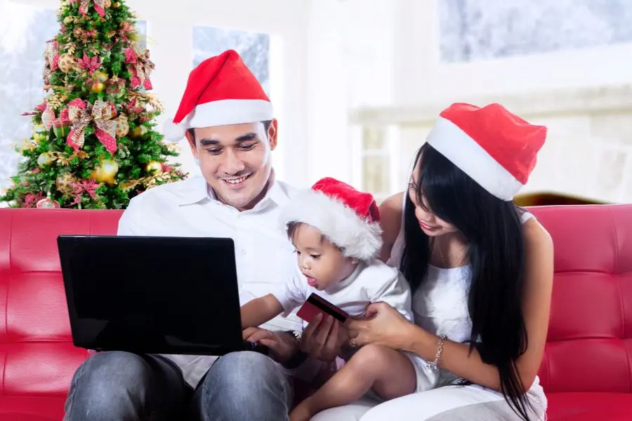 Tìm điểm khác nhau là một trong các trò chơi Giáng Sinh cho trẻ luyện kỹ năng quan sát kĩ sự vật, sự việc.
