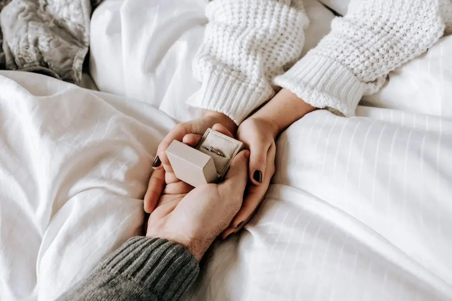Chàng trai nhút nhát có thể lựa chọn tỏ tình nhân ngày phụ nữ Việt Nam.