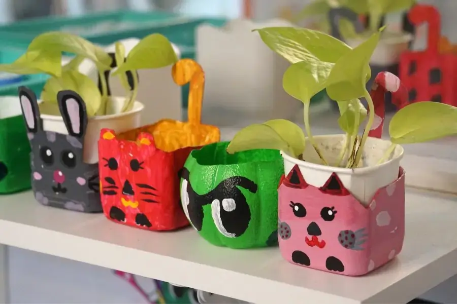 Tái chế chai nhựa thành những chậu cây xinh xắn cho bé