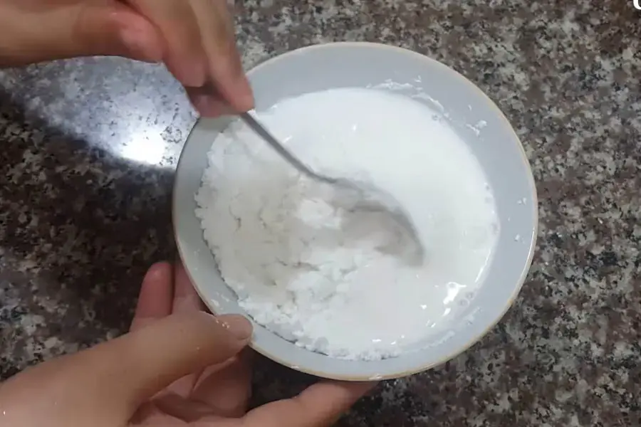 Hòa tan bột năng với nước lọc