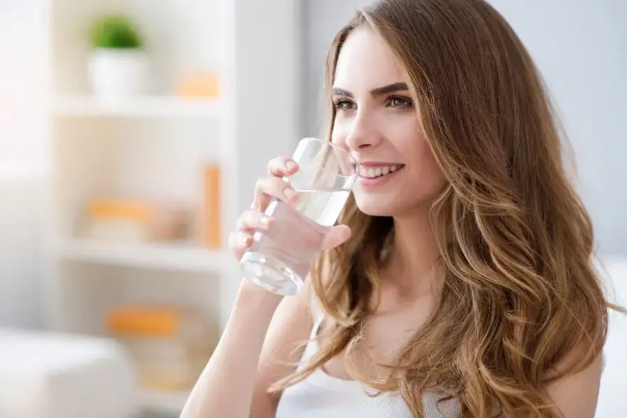 Uống nước nhiều có giảm cân không: giúp giảm cơn thèm ăn, kiểm soát lượng calo hấp thụ vào cơ thể.