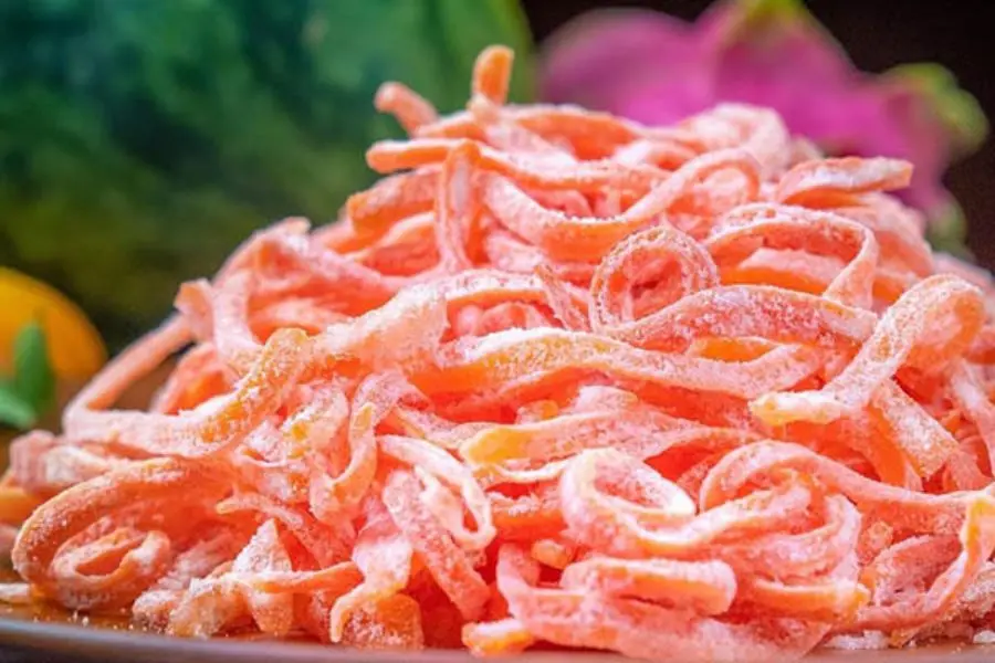 Mứt cà rốt giòn, dẻo, ngọt dịu thanh thơm.