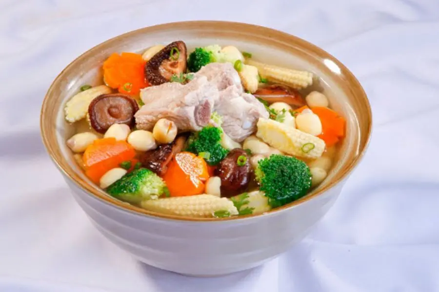 Canh ngũ sắc với nhiều màu sắc bắt mắt và giàu dinh dưỡng.