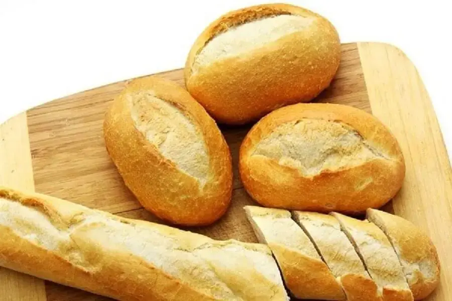 Cắt lát bánh mì (Ảnh: Internet)