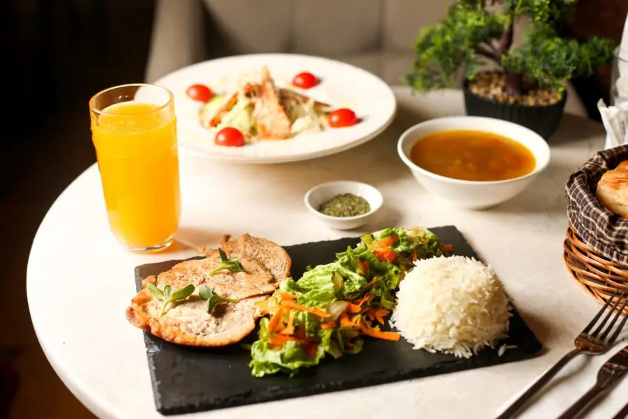 Cơm sườn và nước hoa quả
