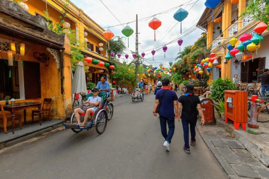 Khắp các con phố được trang hoàng đèn lồng đủ màu sắc vô cùng rực rỡ.