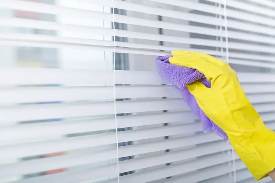 Việc vệ sinh rèm lá dọc đúng cách và thường xuyên rất cần thiết