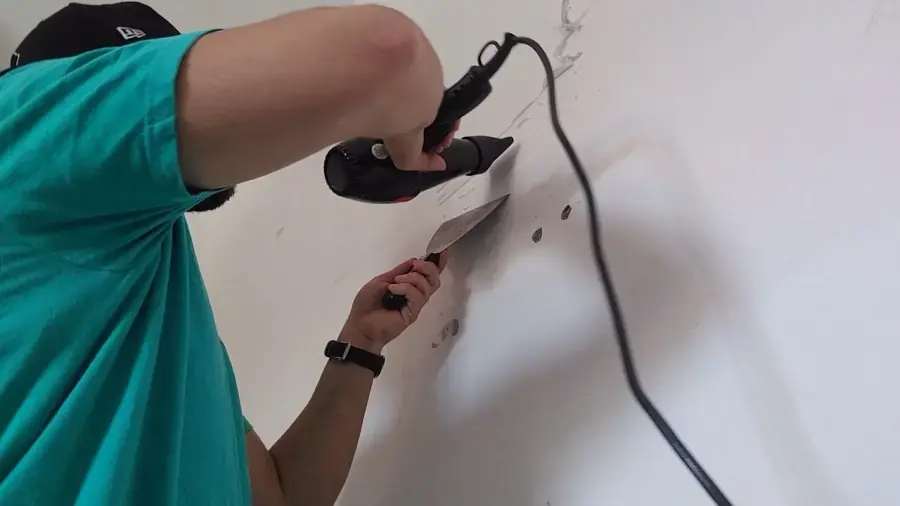 Máy sấy tóc là dụng cụ hữu hiệu để tẩy vết băng dính trên mọi bề mặt (Nguồn: Elliot Sherman)