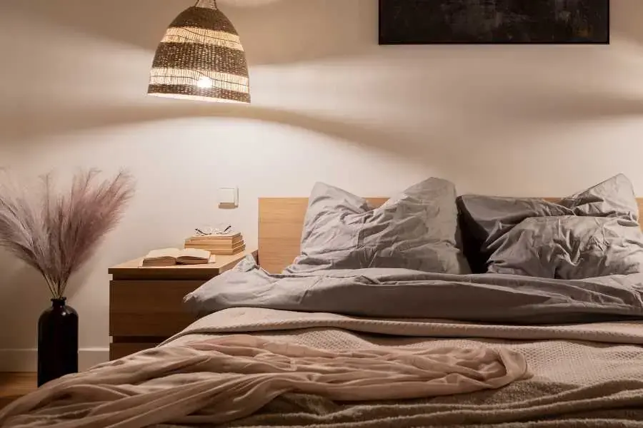 Đèn trang trí phòng ngủ cần tạo cảm giác dễ chịu và thư giãn