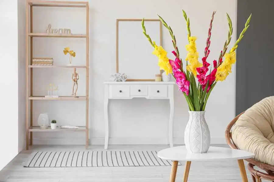 Cắm hoa lay ơn để bàn thờ đơn giản nhưng vẫn đủ trang nghiêm.