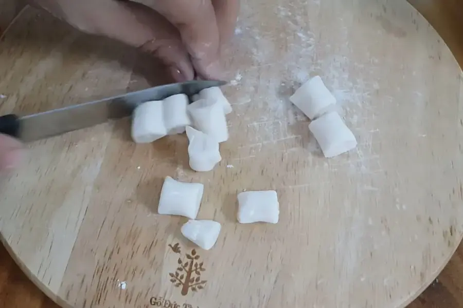 Cắt bột thành các khúc vừa ăn
