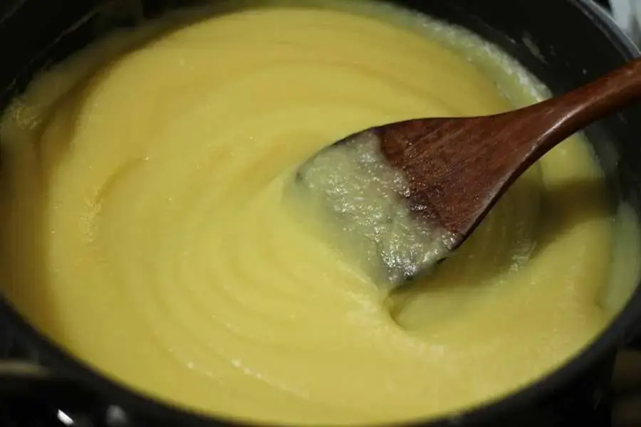 Cho bột bánh dẻo, sầu riêng và đậu sên đến khi sệt và cứng lại.