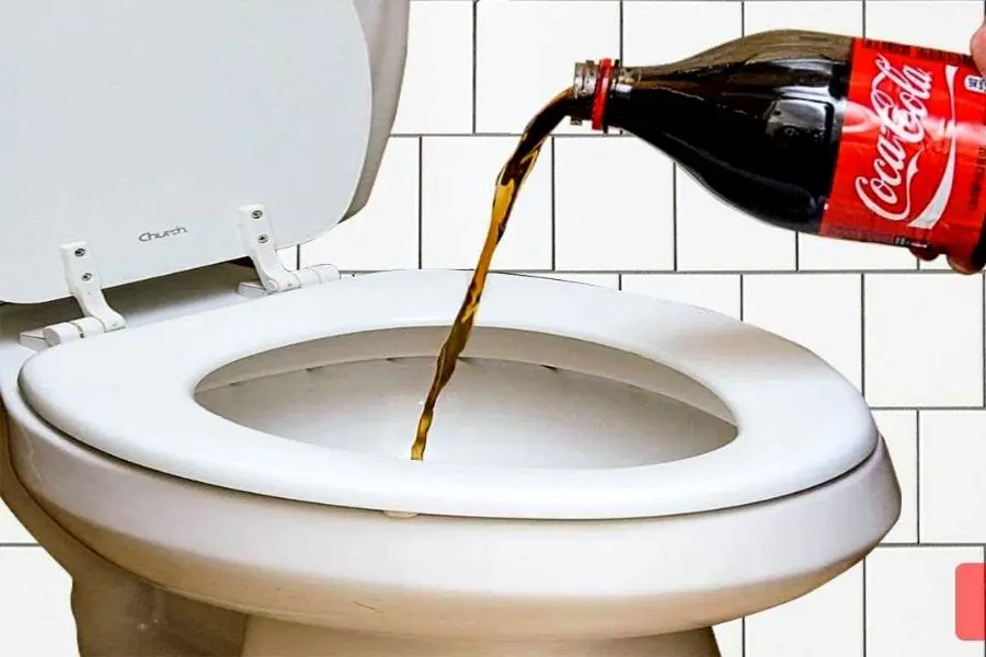 Dùng coca cola, pepsi để thông bồn cầu