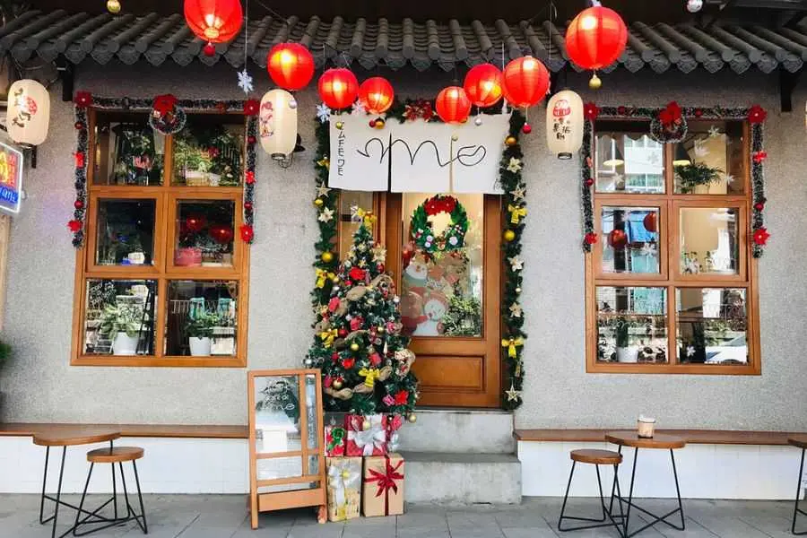 Chọn 1 quán cafe decor Noel để check in chắc chắn sẽ có album ảnh đẹp mang về.