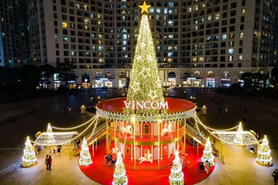 Vincom Plaza là điểm tham quan Noel dành cho những tín đồ thích mua sắm và trải nghiệm các tiện ích hiện đại.