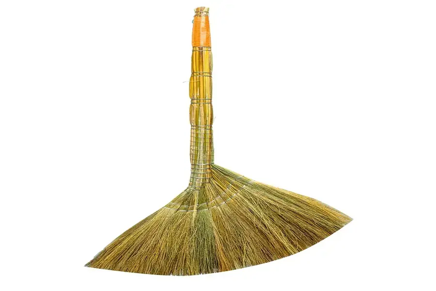 Dùng chổi cỏ để quét khu vực trong nhà (nguồn: choihuongmoc.com)