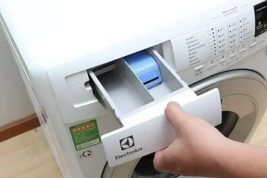 Bạn rút hộp chứa bột giặt ra khỏi thân máy và thực hiện vệ sinh