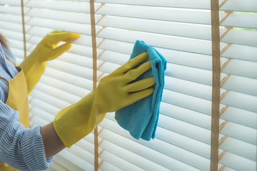 Lưu ý nên vệ sinh rèm cửa thường xuyên để tránh hỏng hóc