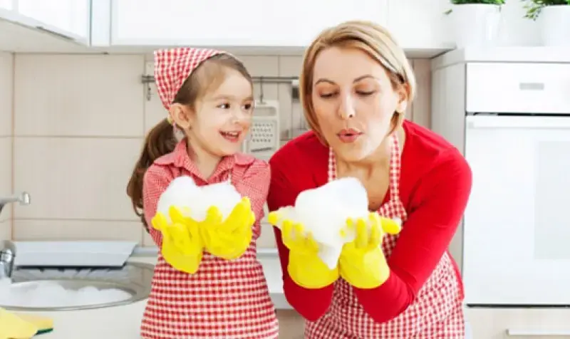 Dạy trẻ tìm niềm vui trong công việc (Ảnh: bTaskee)