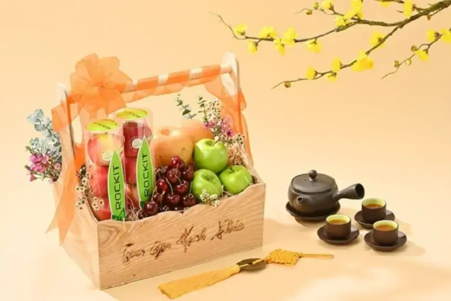 Giỏ hoa quả biếu tết.