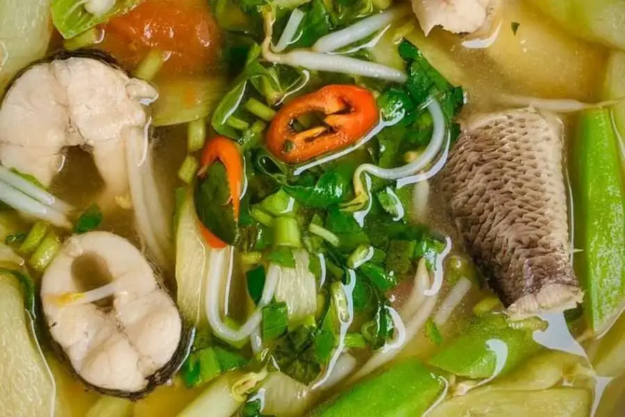 Canh chua cá lóc là món ăn dân giã quen thuộc với người dân vùng quê sông nước