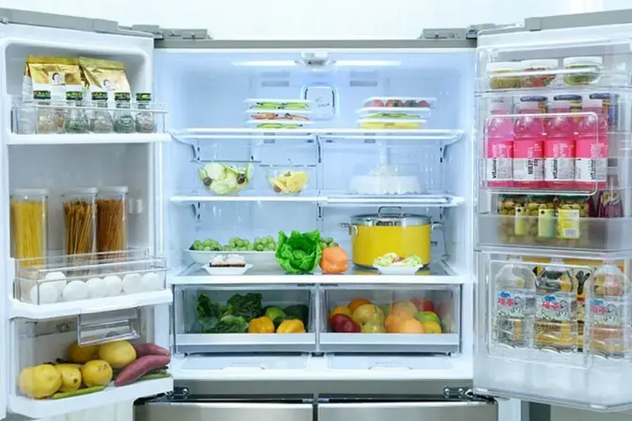 Không để thức ăn nóng vào tủ lạnh