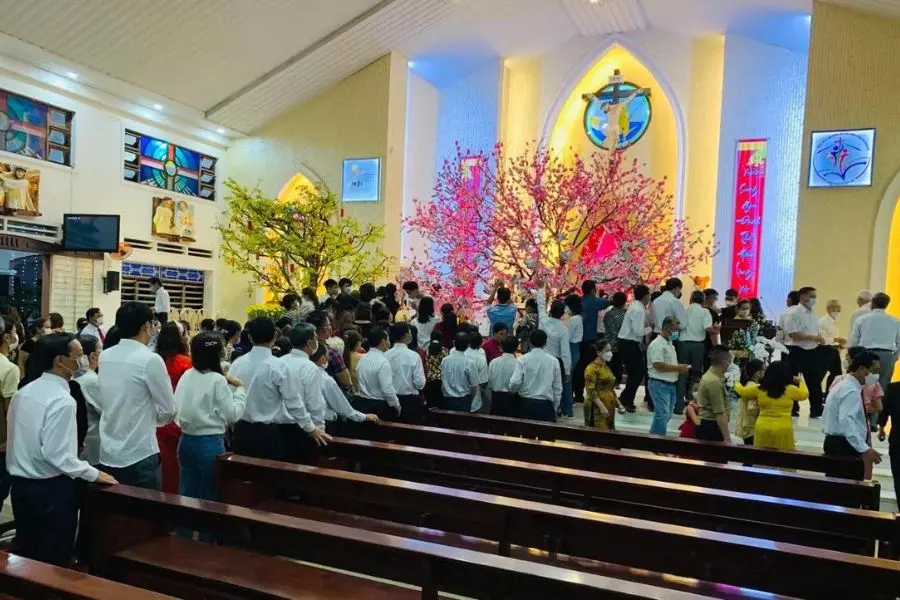 Đi nhà thờ vào dịp đầu năm là thói quen của các tín đồ Công giáo.