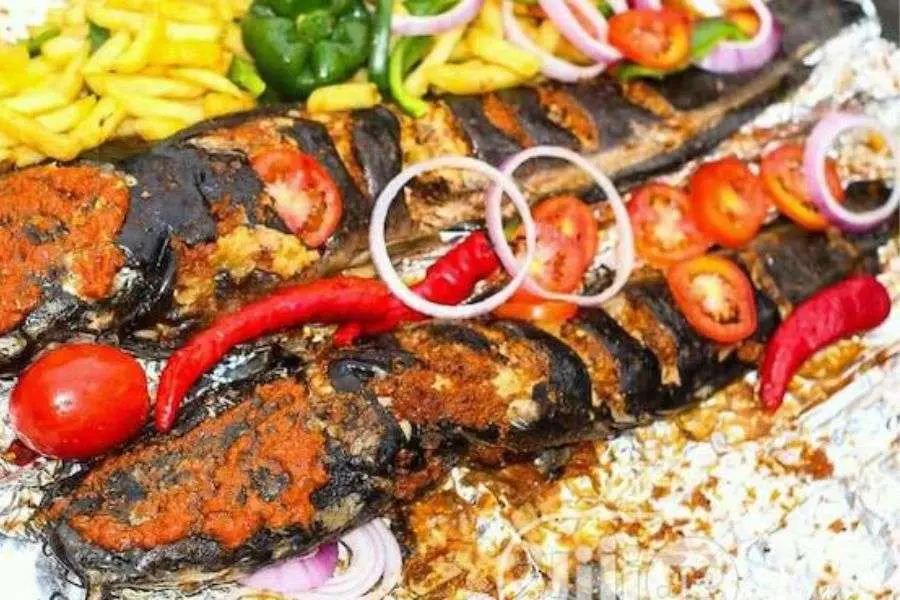 Cá nheo nướng sate thơm ngon, cay nồng, đậm vị.