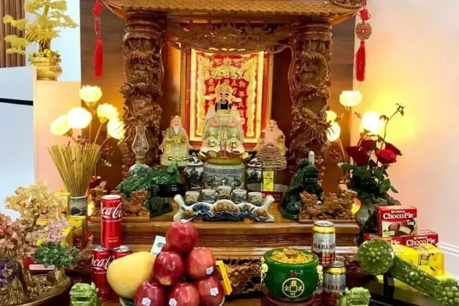 Bàn thờ thần tài bằng gỗ.