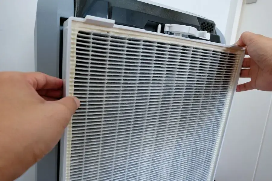 Khi vệ sinh màng lọc HEPA không được nhúng nước