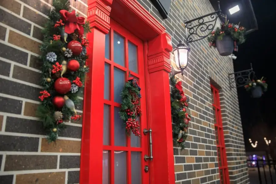 Bức tranh phong cảnh đêm Noel lấp lánh trên cửa kính, tạo không khí ấm áp cho ngôi nhà.