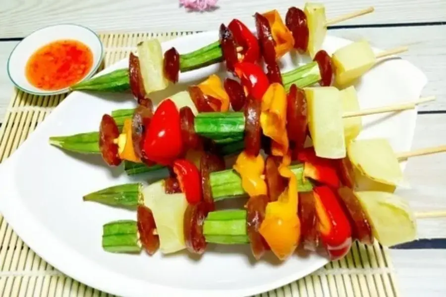 Xiên nướng lạp xưởng cùng rau củ hấp dẫn.