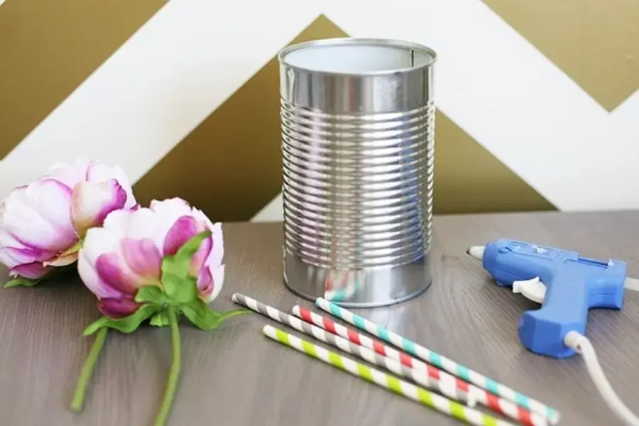Nguyên liệu để làm bình hoa bằng ống hút giấy