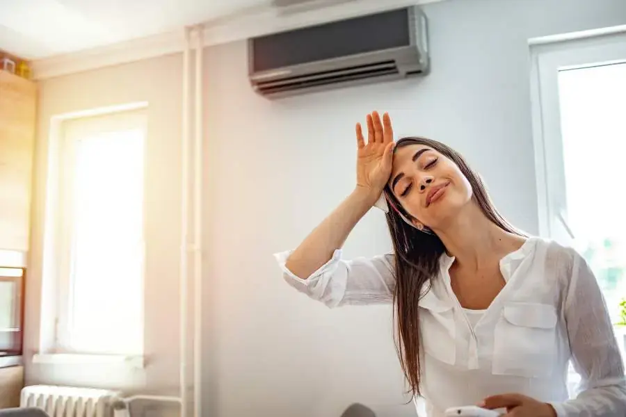 Đóng kín cửa xảy ra hiện tượng máy lạnh tích điện