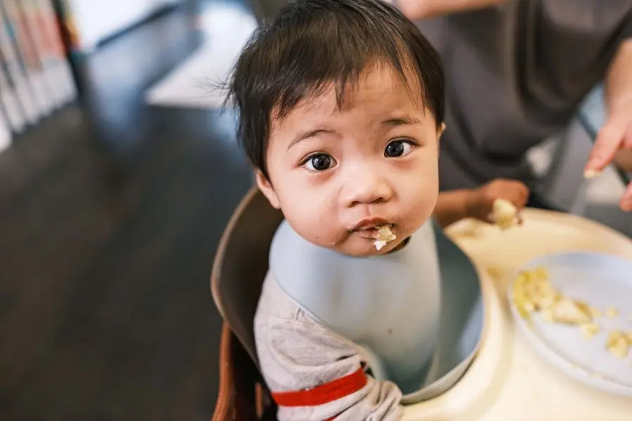 Ăn dặm BLW là sự tự quyết định cách ăn uống ở trẻ.