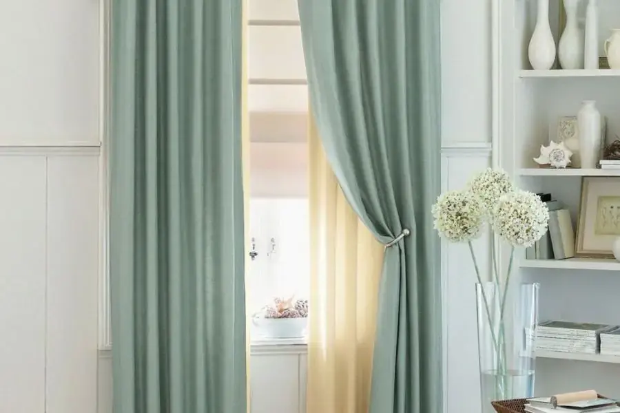 Nên chọn rèm cửa có chất liệu gấm để giúp không gian căn phòng trở nên sang trọng hơn