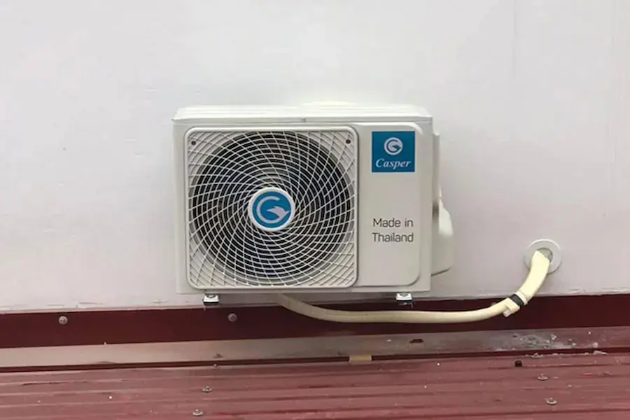 Nếu không có sàn mái, hãy treo tường cục nóng vì sẽ chắc chắn hơn trên vách hay đặt trên mái tôn.