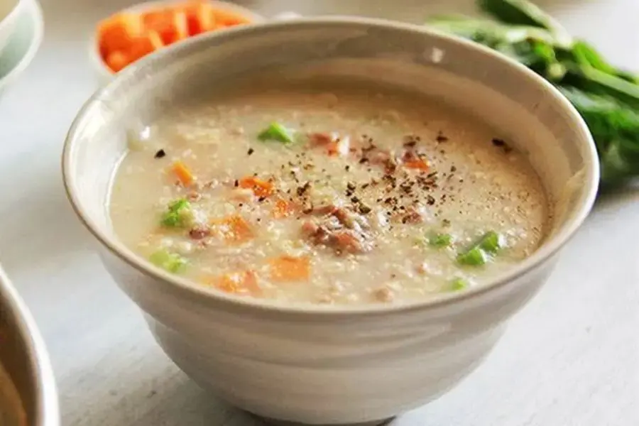 Cháo yến mạch cà rốt thơm ngon và dinh dưỡng.