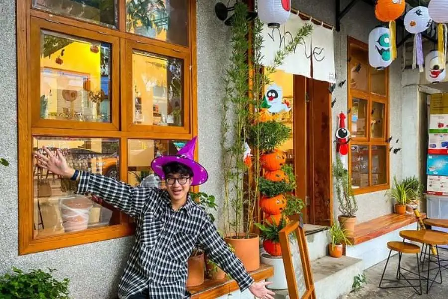 Gợi ý mẫu trang trí ngoài quán cà phê với lồng đèn và bí ngô Halloween.