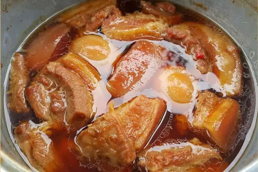 Thịt kho trứng với rau xào giúp bé tăng chiều cao hiệu quả
