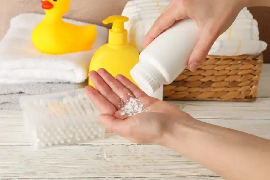 Sử dụng một lượng phấn rơm vừa phải để loại bỏ vết bẩn từ nước tiểu