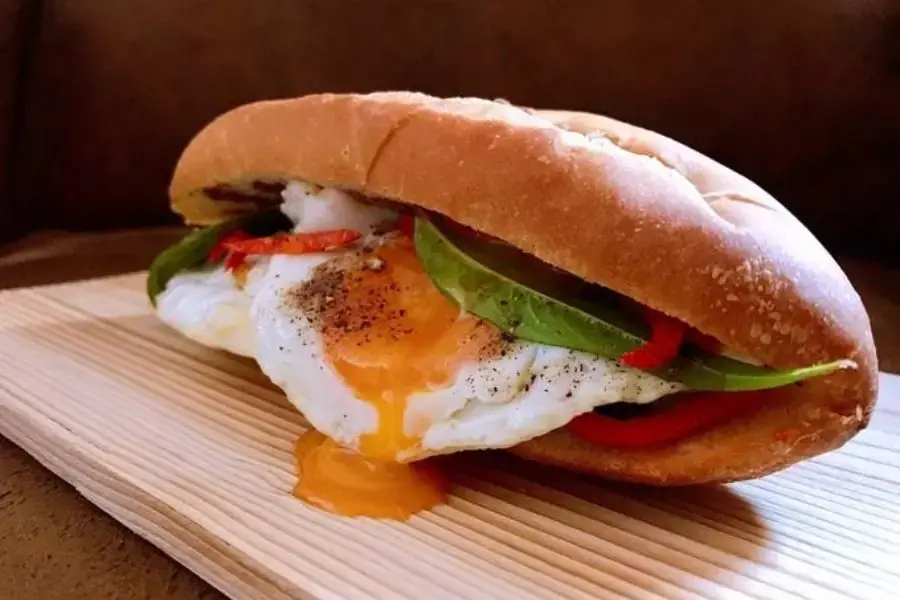 Bánh mì kẹp trứng ốp la