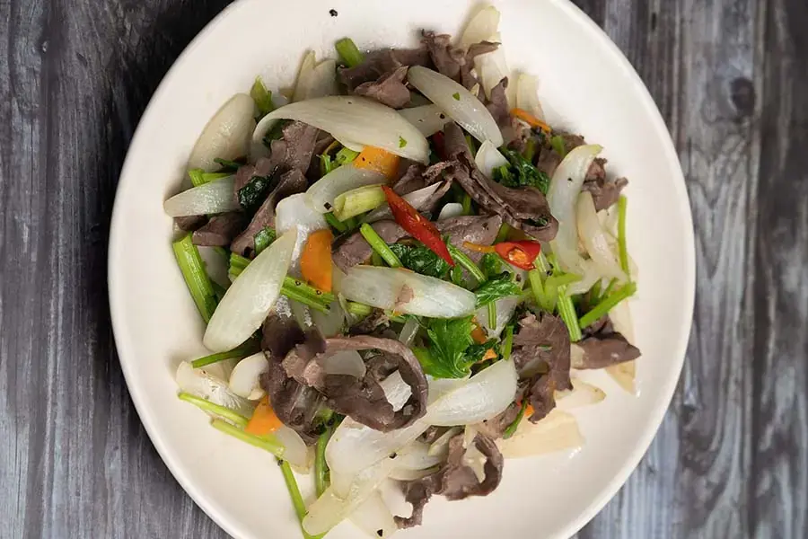 Hành tây là thực phẩm rất tốt cho sức khỏe, phù hợp với cả người lớn tuổi và trẻ nhỏ