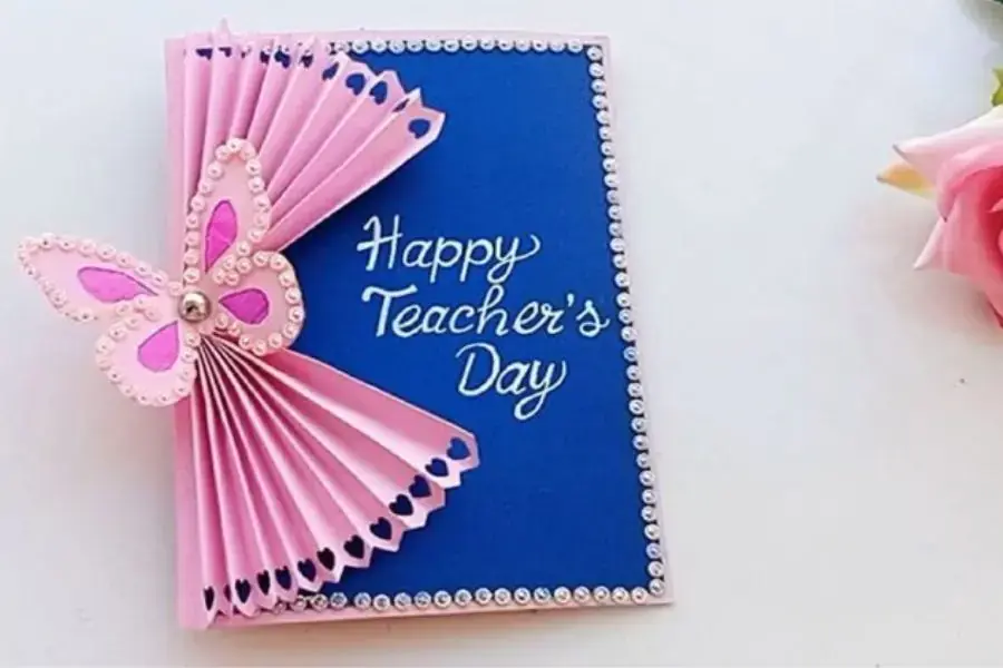 Tấm thiệp được đính đá ở viền được trang trí nổi trông rất bắt mắt.