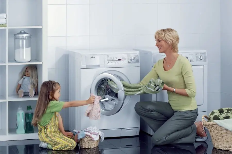 Nhấn và giữ đồng thời nút “Temp + Spin” trong khoảng 5-10 giây để thoát chế độ khóa trẻ em.