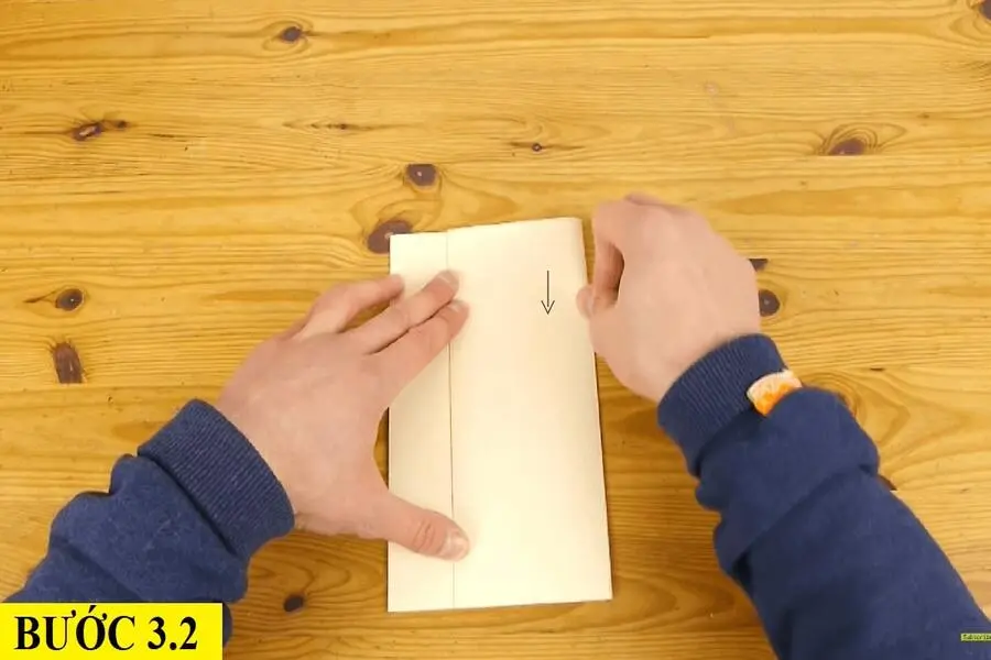 Sau đó, bạn miết giấy lại.
