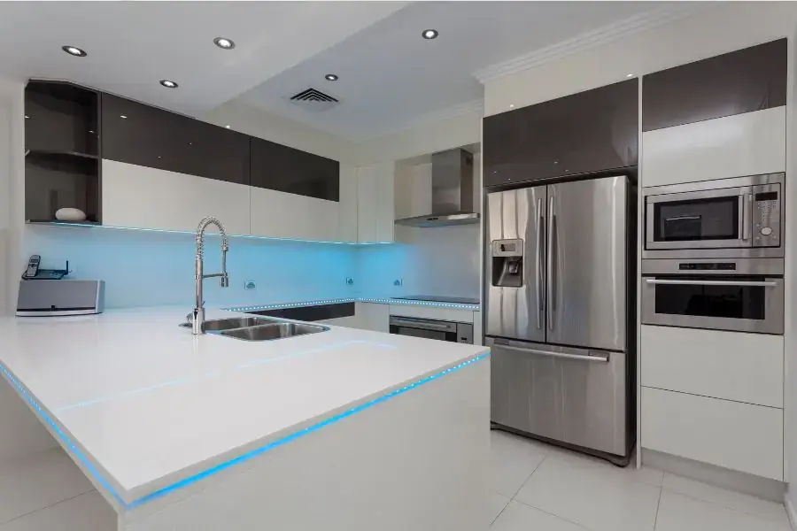 Phòng bếp tối giản với màu trắng chủ đạo 
